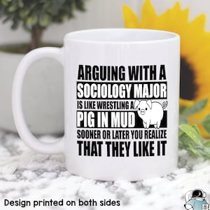 Ruzie maken met een sociologie-majoor is als worstelen met een varken in de modder Mok, sociologie koffiemok, sociologie cadeau, socioloog major cadeau