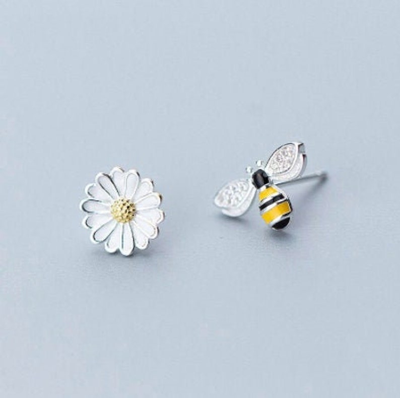 Women/'s Dainty Yellow Flower Bee Nature Animal Stud Earrings Flower Studs 925 Sterling Silver Bee