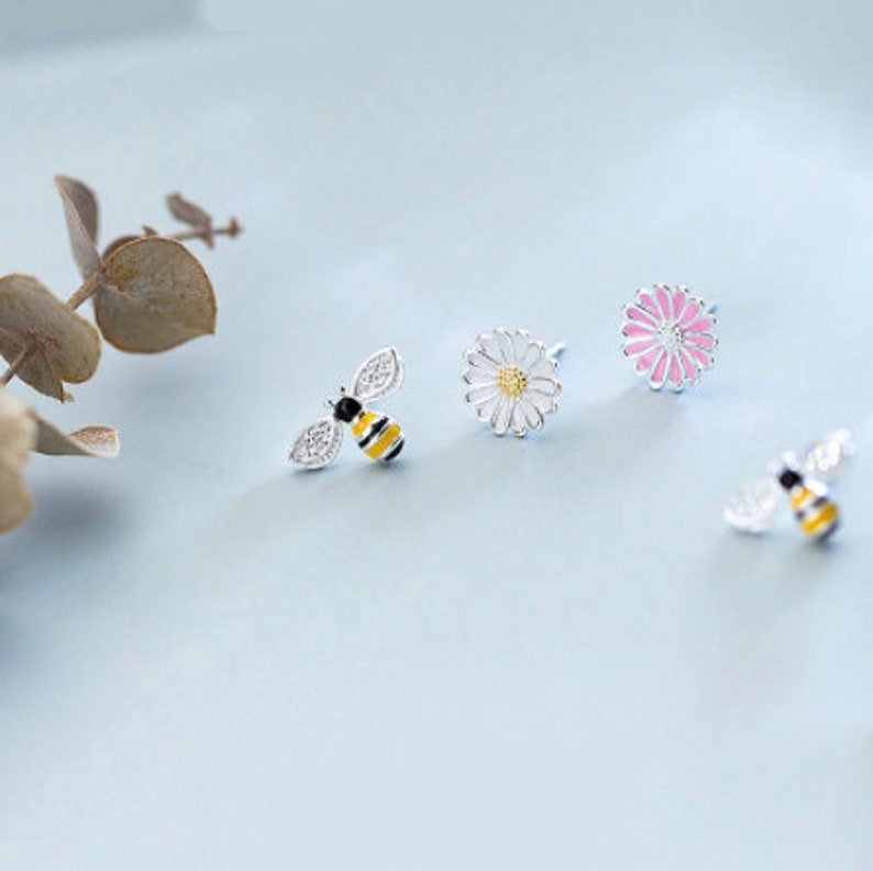 Women/'s Dainty Yellow Flower Bee Nature Animal Stud Earrings Flower Studs 925 Sterling Silver Bee