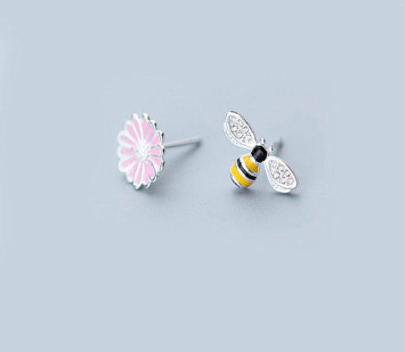 Women/'s Dainty Yellow Flower Bee Nature Animal Stud Earrings Flower Studs 925 Sterling Silver Bee