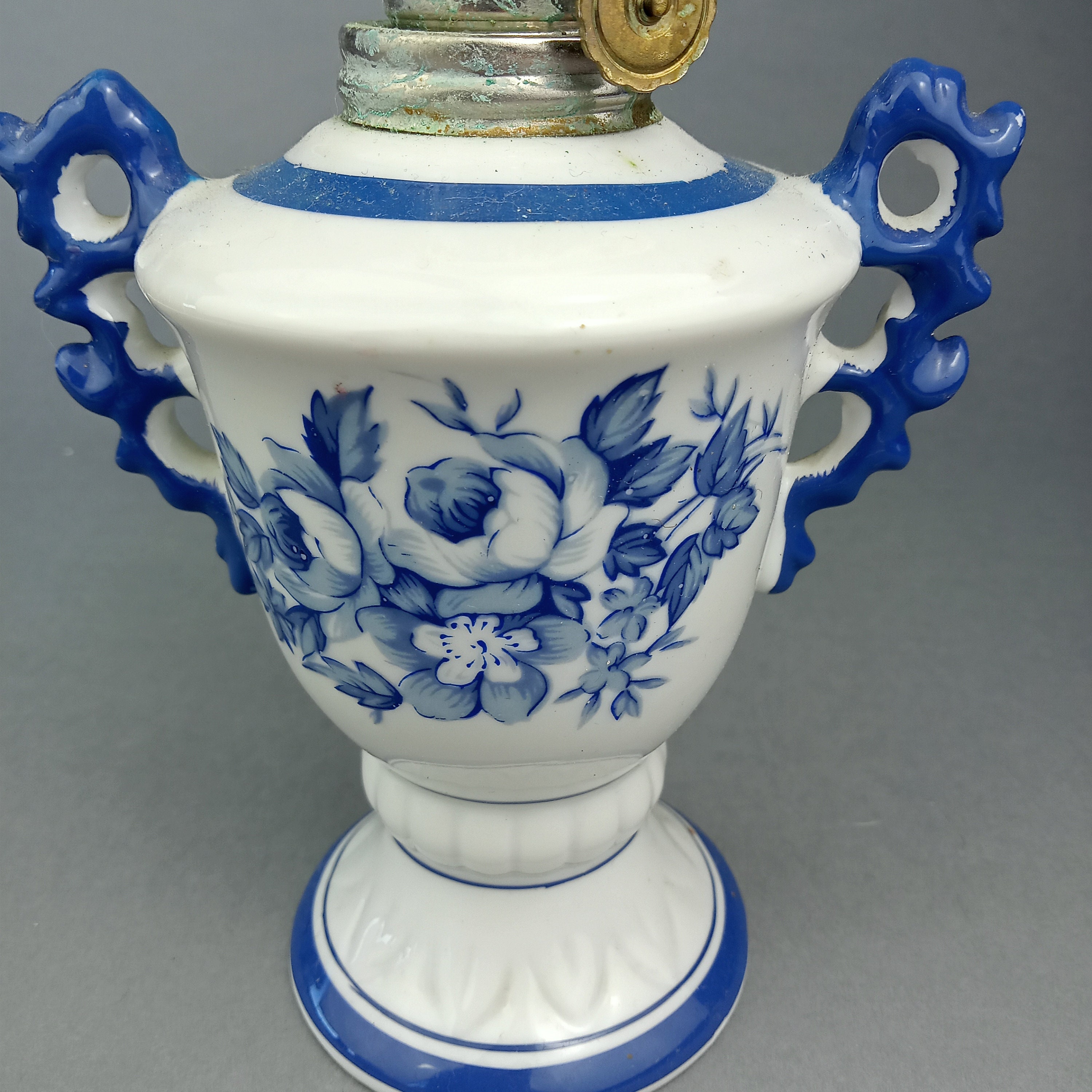 ヴィンテージ ミニチュア 白と青の磁器製オイルランプ、青い花付き