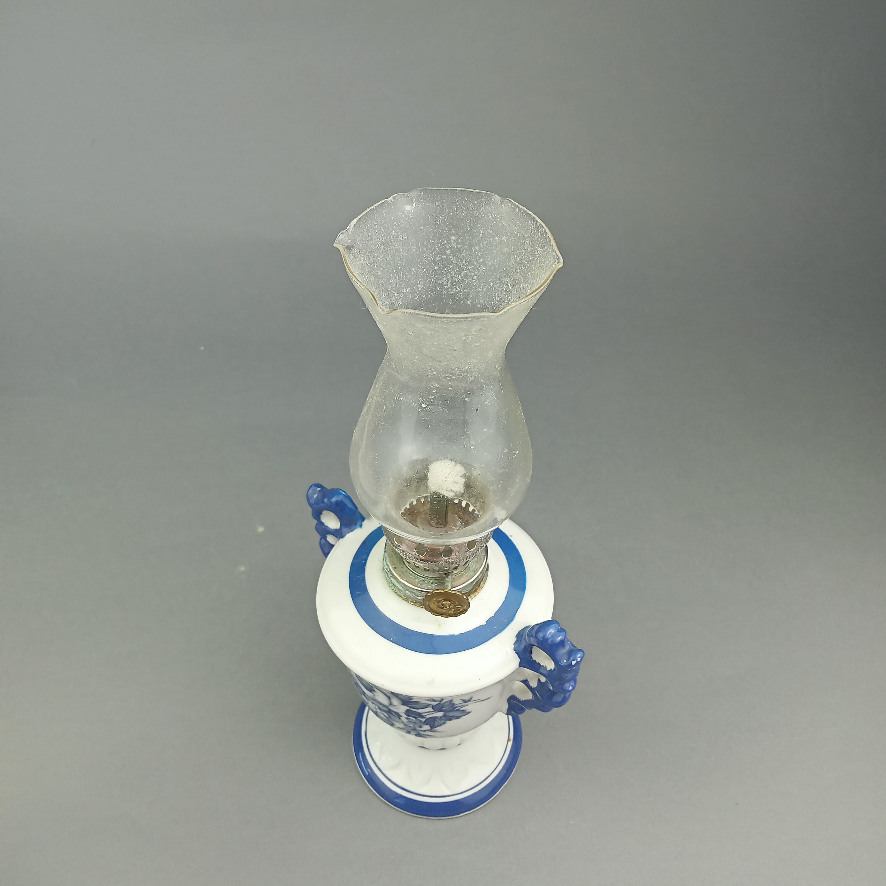 ヴィンテージ ミニチュア 白と青の磁器製オイルランプ、青い花付き