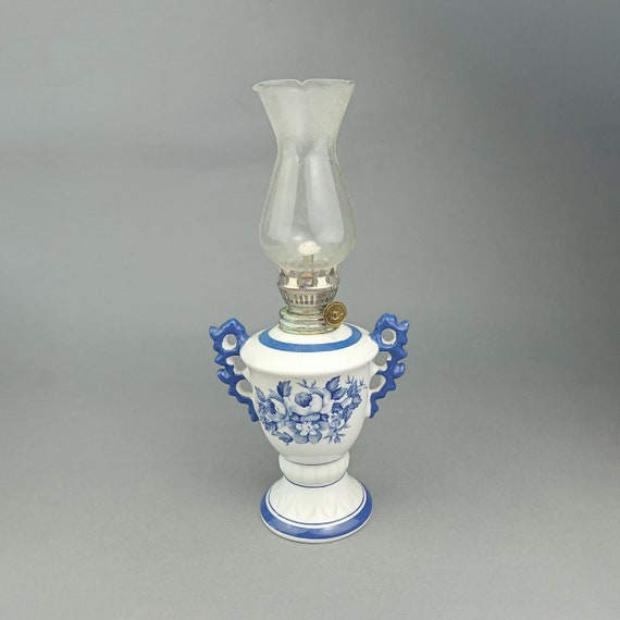 ヴィンテージ ミニチュア 白と青の磁器製オイルランプ、青い花付き