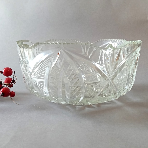 Large Glass Salad Bowl With a Beautiful Cut. 