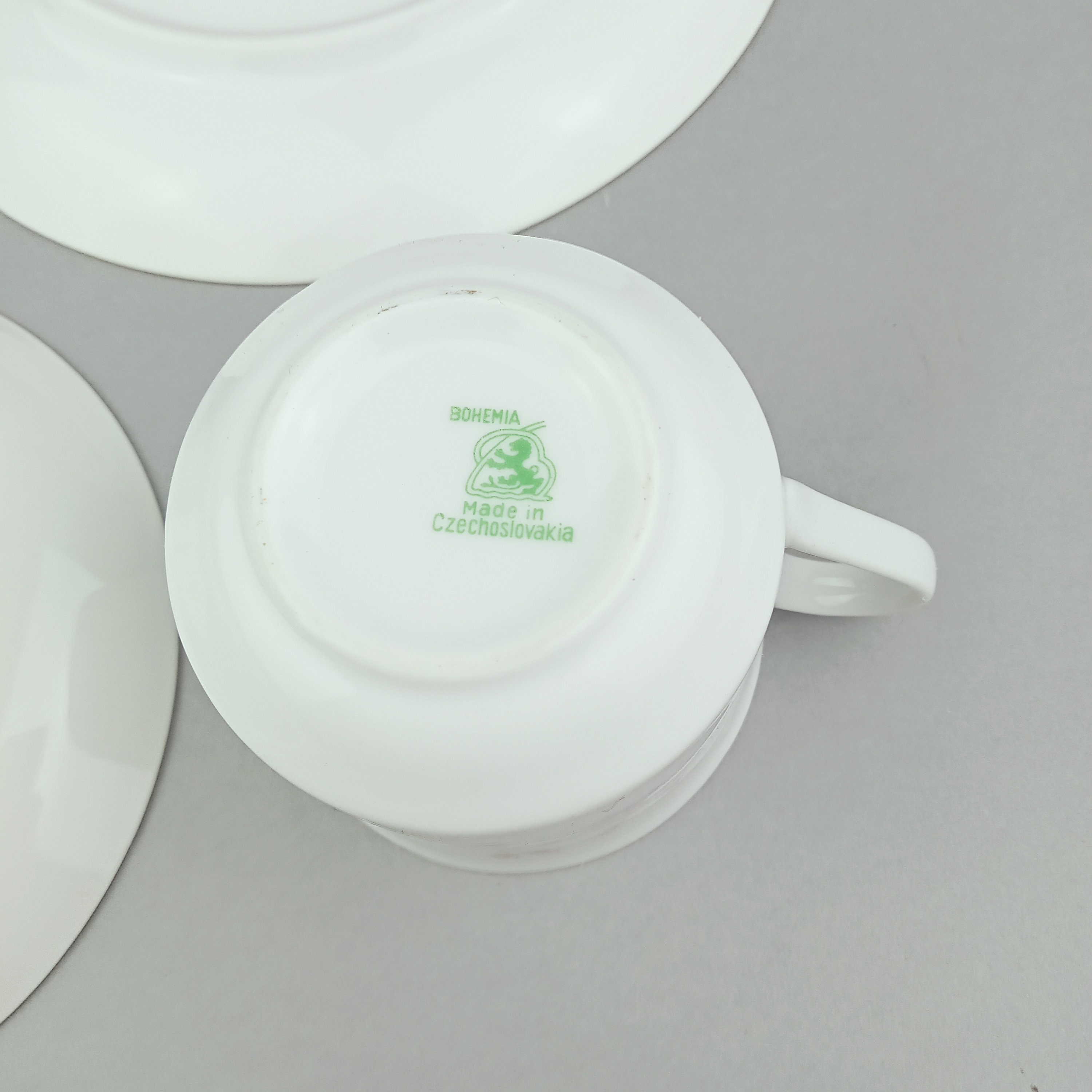 ボヘミアのヴィンテージの美しい白磁カップ、ソーサー、プレートの