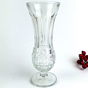 Klassisk vintagevas i klart glas med fasetterade kanter. Tillverkad i Italien.