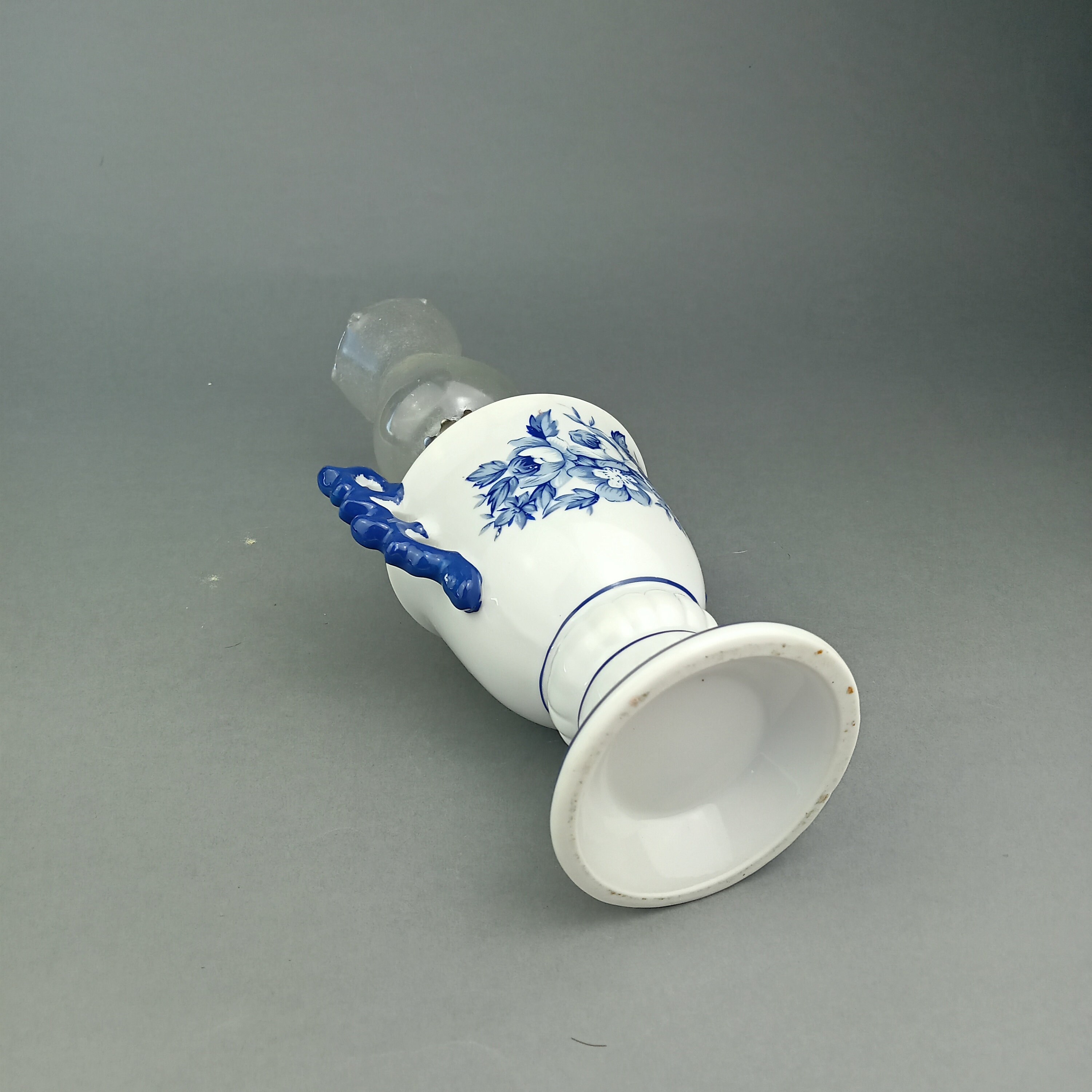 ヴィンテージ ミニチュア 白と青の磁器製オイルランプ、青い花付き