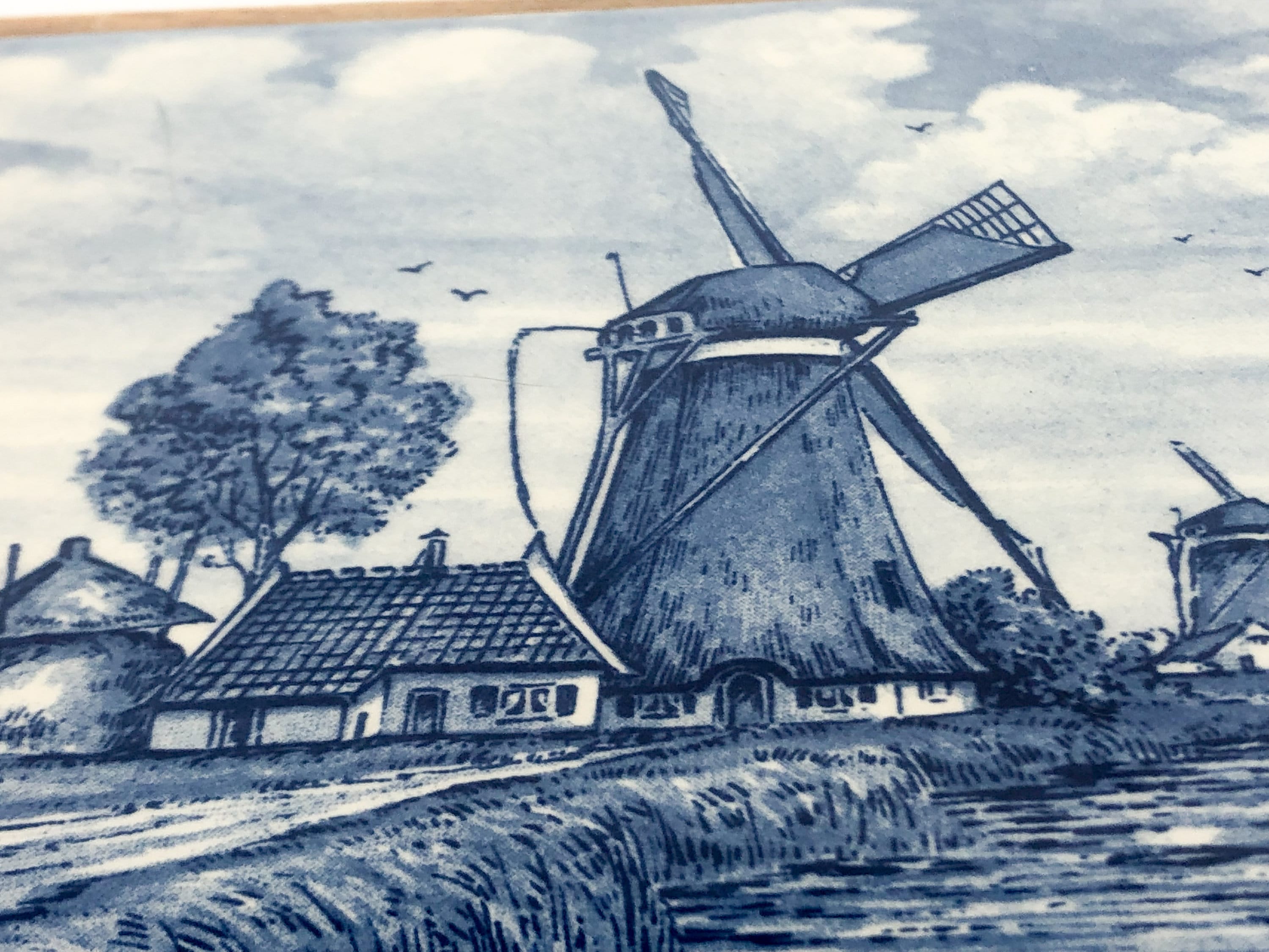 オランダの木製フレームに入った手描きのヴィンテージセラミックタイル