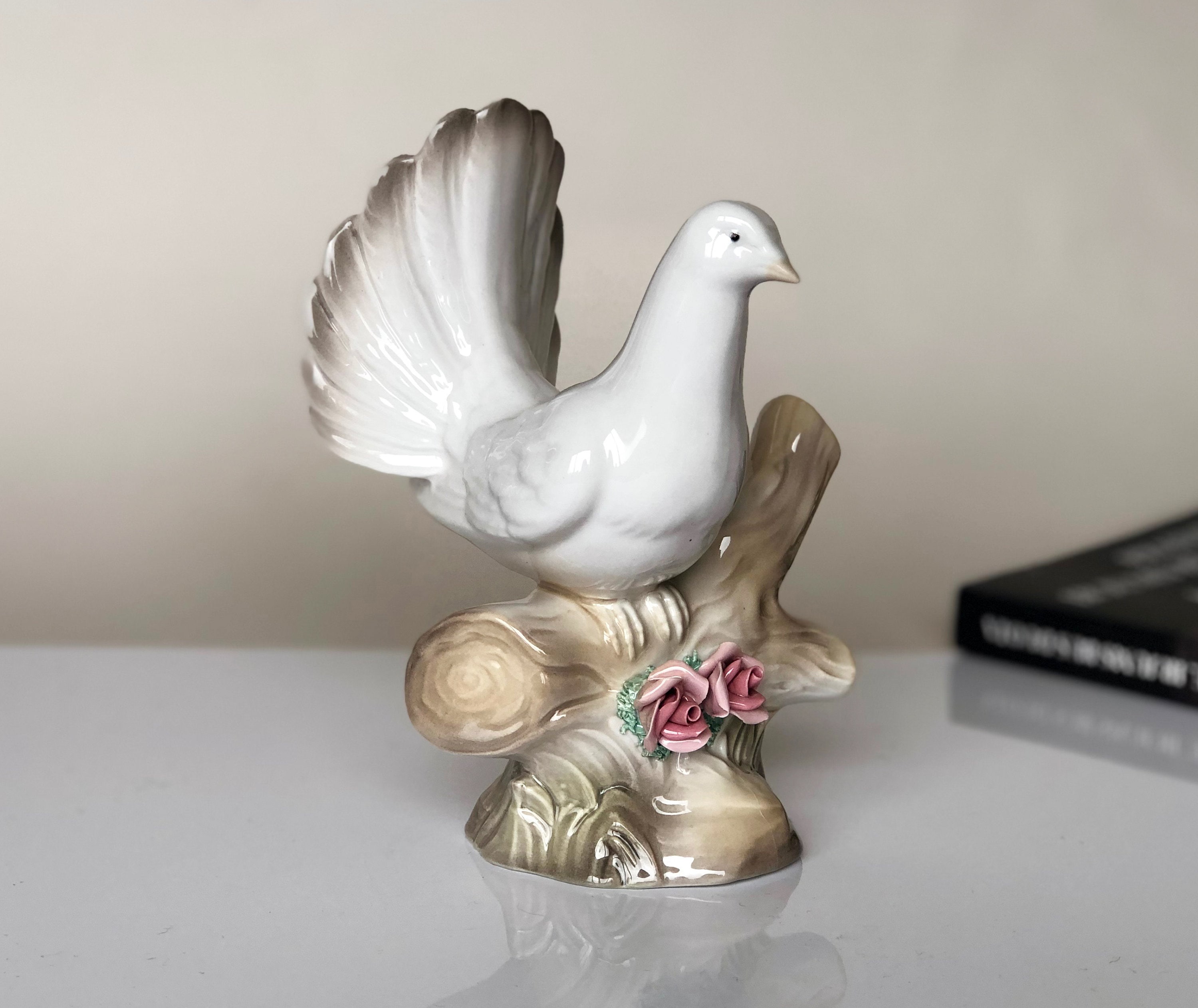 バレンシアのヴィンテージの白い陶器の鳩の置物。スペイン製。20 世紀