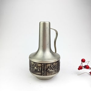Vintage Norwegian pewter jug vase and volumetric bas-reliefs Konge Tinn on the side. Manufactured by Norsk, Norway