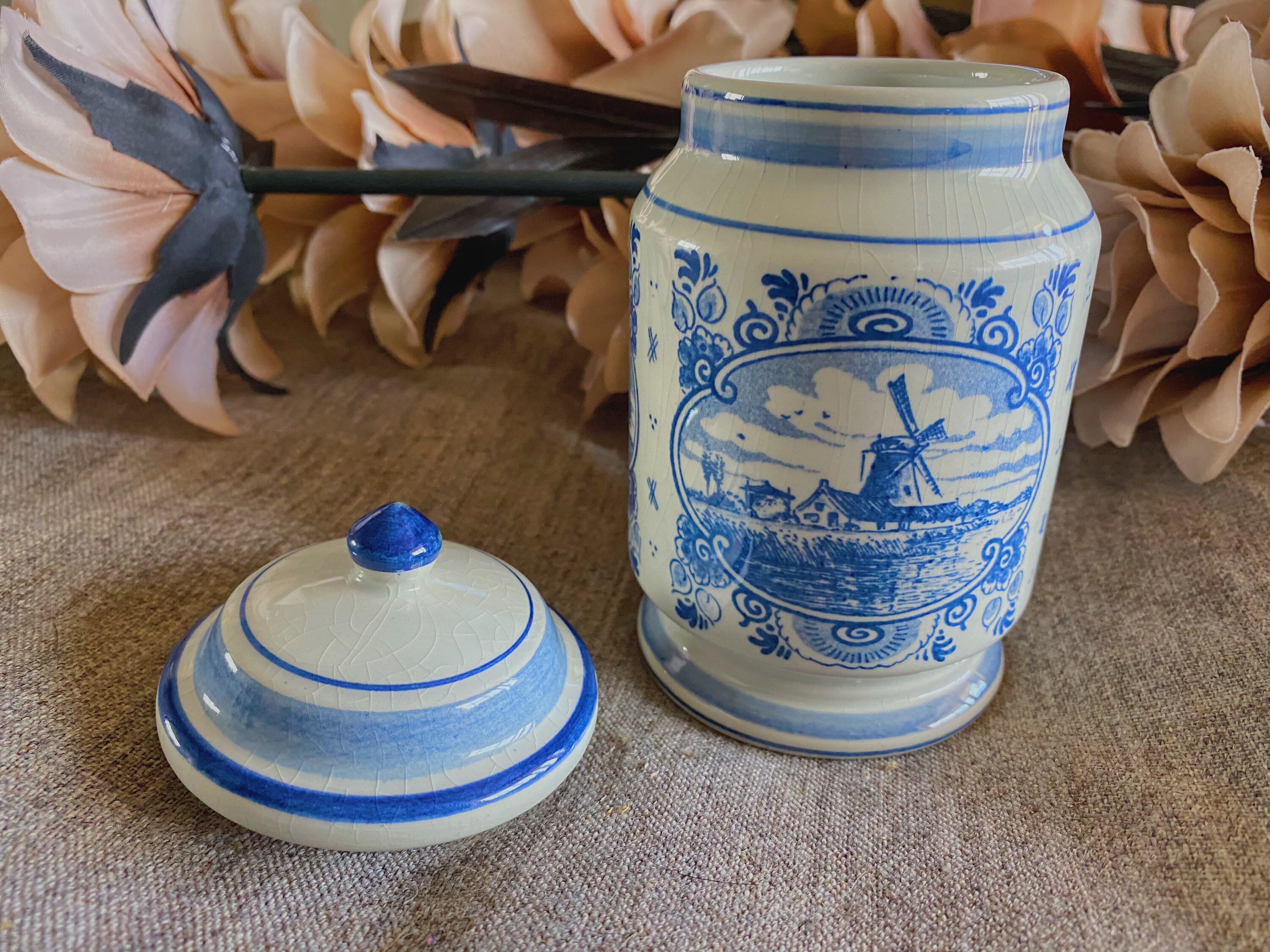 デルフト焼　手描き青白陶器の蓋付き壺 デルフト焼手描き青白陶器の蓋付き壺