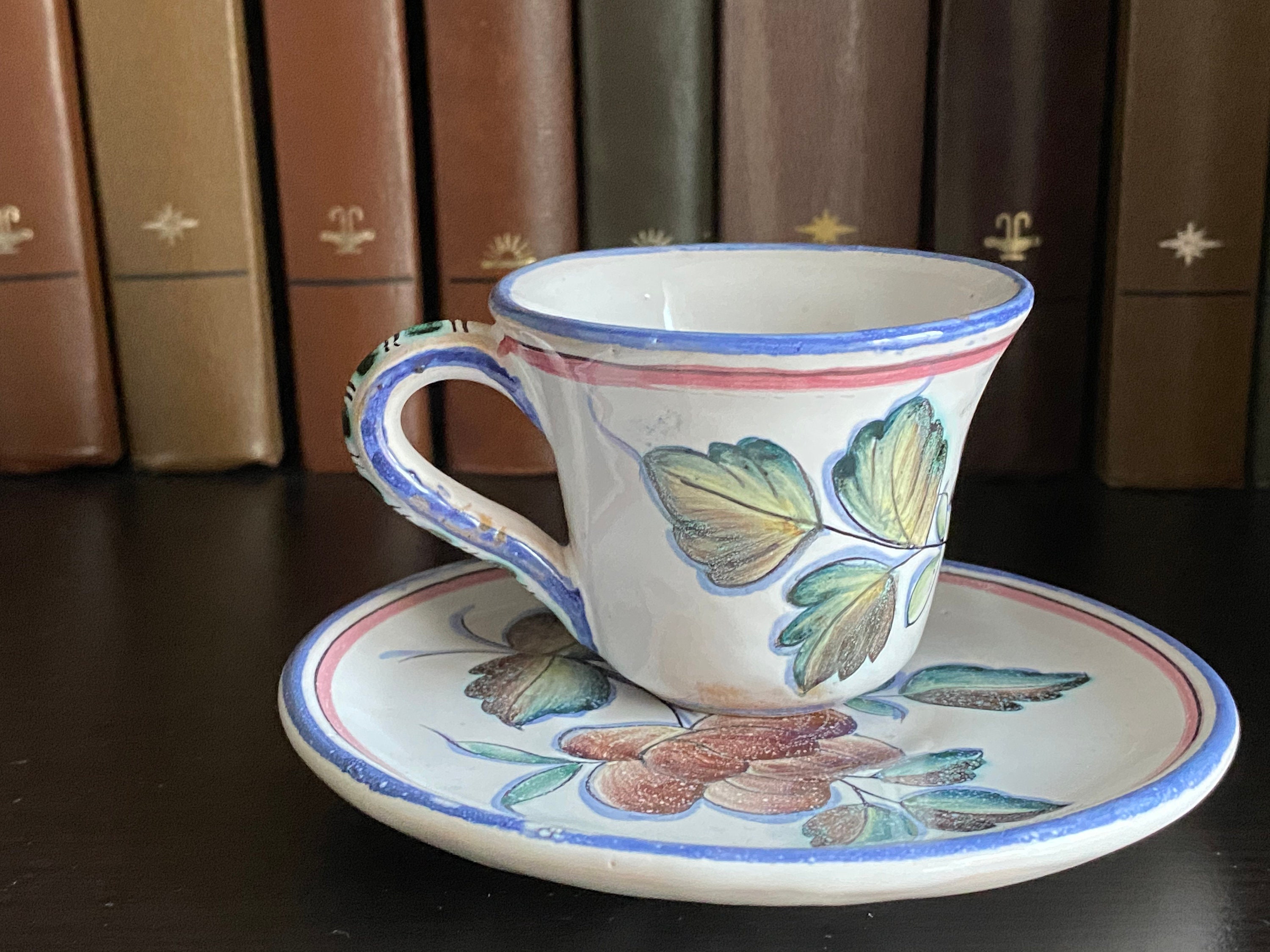 小さな磁器のコーヒーカップとソーサー。手描きの花飾り、ポルトガル 