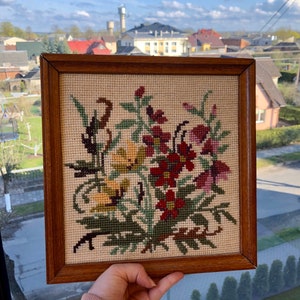tableau de décoration murale vintage au point de croix dans un cadre en bois