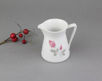 ドイツのバイエルン州で作られた小さな白い磁器のクリーマー