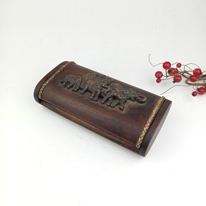 Portasigarette vintage in legno fatto a mano con coperchio apribile.