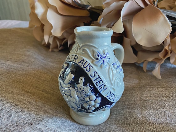 trinkt wie eure väter aus stein den wein」と刻まれたヴィンテージの 