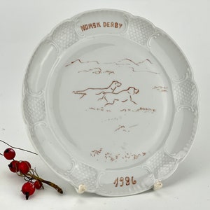 Norsk Derby wall decorative plate with a hand painted two dogs, 1986