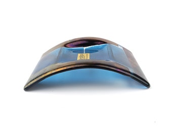 融合したターコイズブルーのシーグラスで手作りされたガラス灰皿