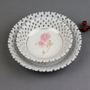 A set of two vintage porcelain fruit dishes. They have a lattice sidewall shape. Manufactured in China. Furnishing PORZELINEVARES