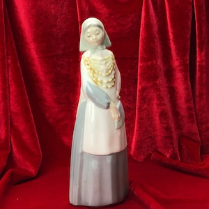 Statuetta spagnola Zaphir di una donna con gioielli