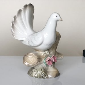 Vintage white ceramic dove figurine from Valencia. Made in Spain. 20th century
