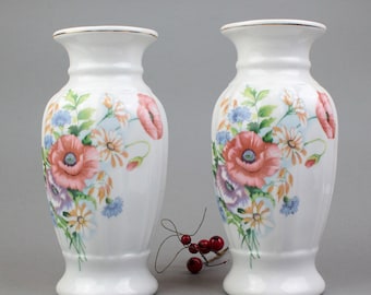 A pair of elegant vases in white Chinese porcelain, decorated with poppy ornaments.