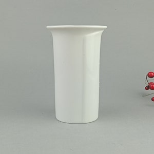 Cylindrical vintage vase in white porcelain.