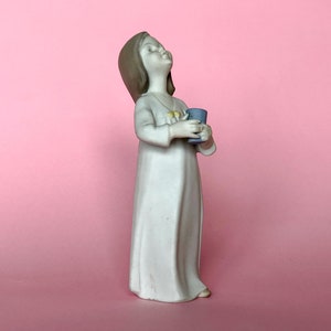 European Vintage Statue of a girl looking up, retro home Decoration figurine made from porcelain by Carl Scheidig K.G. (Gräfenthal ) Germany