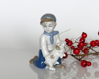 Figura de porcelana fina alemana de un niño jugando con un perro, decoración de estatua antigua de aldeano, estatua antigua divertida de cerámica