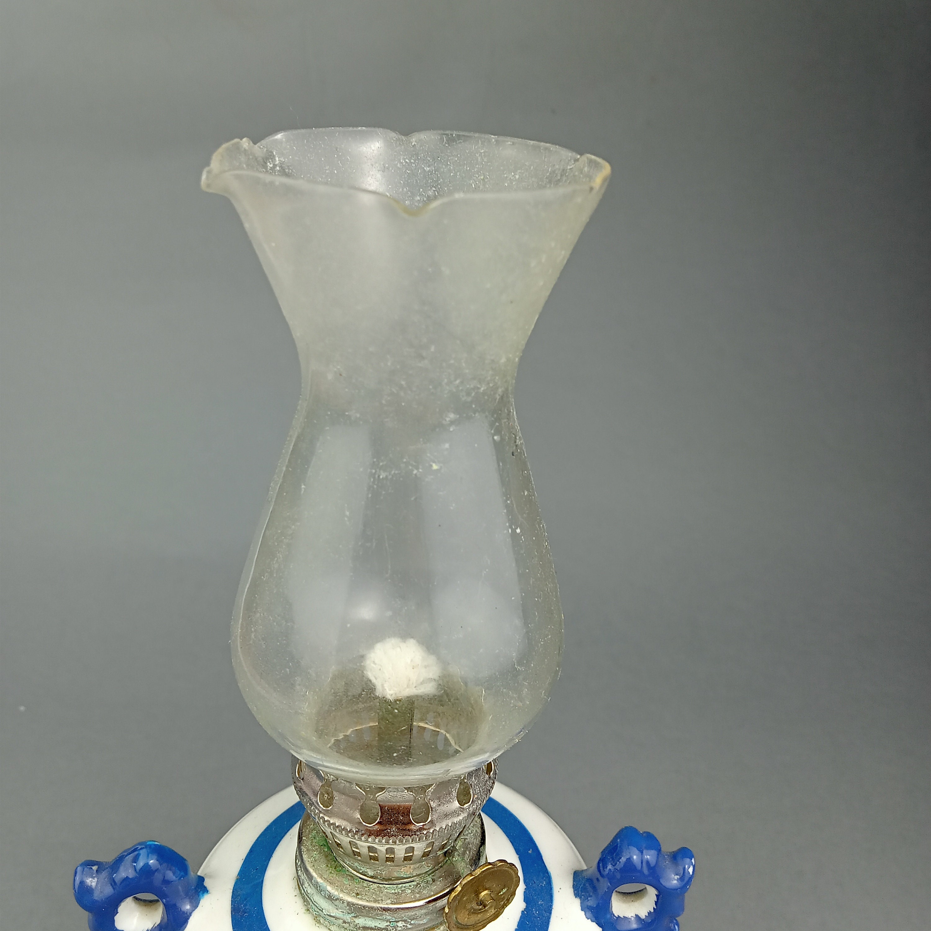 ヴィンテージ ミニチュア 白と青の磁器製オイルランプ、青い花付き