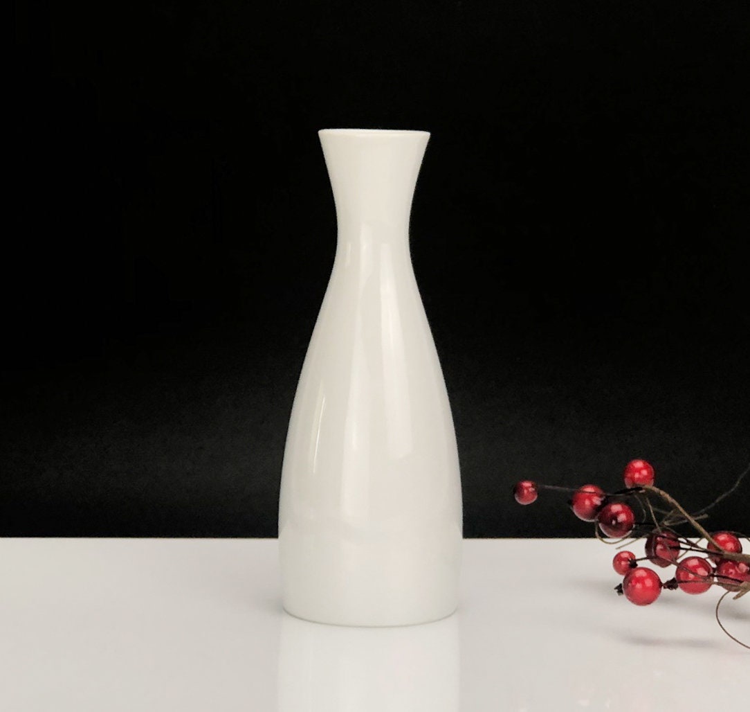 ヨーロッパ製のスタイリッシュな白磁の花瓶。コレクション 1234 