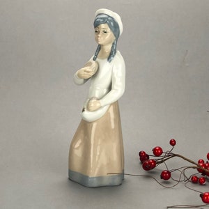 Rara statuina spagnola in porcellana bianca raffigurante una ragazza realizzata da Casades
