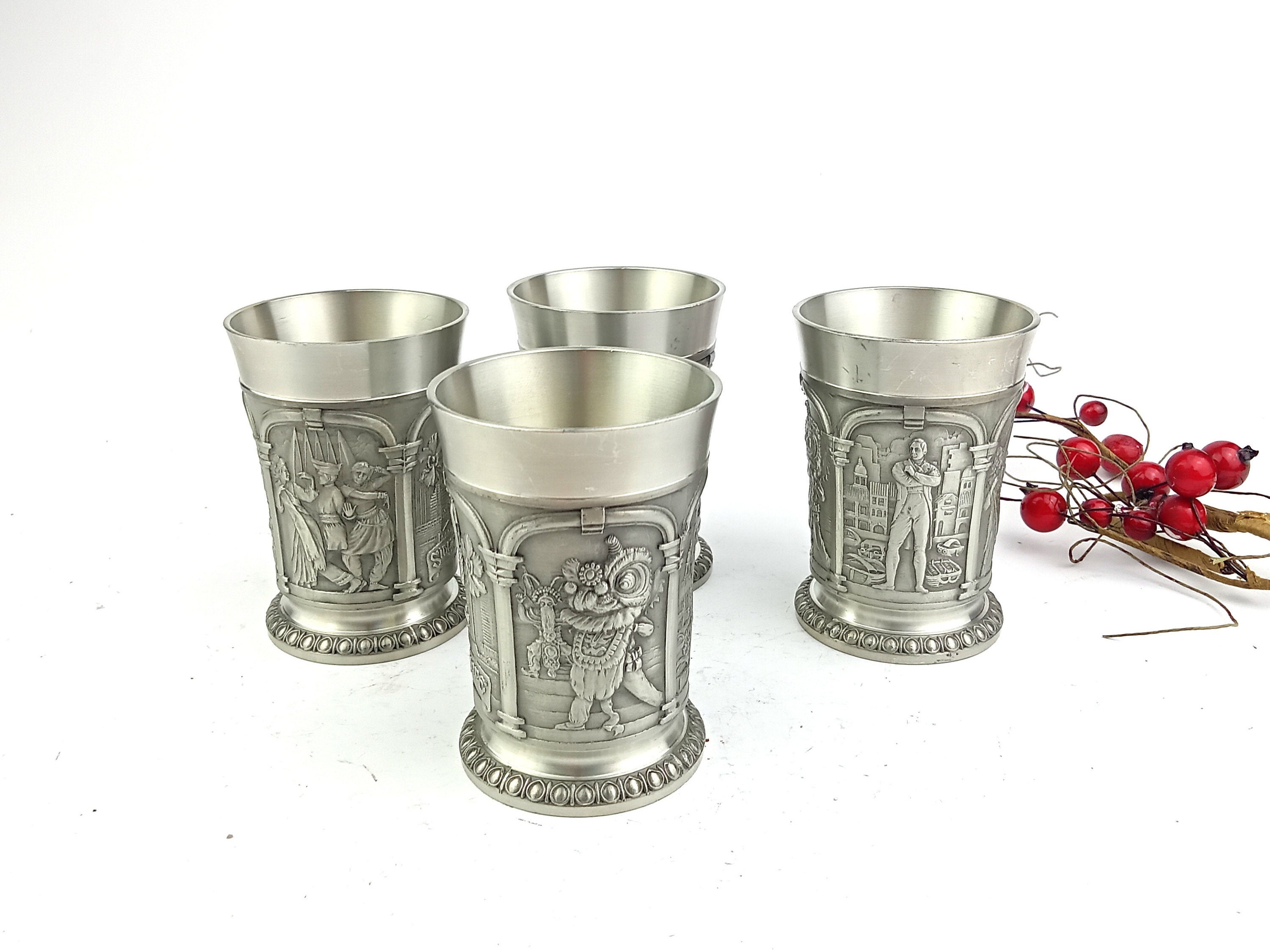 シンガポールの Tumasek Pewter 97% 製の金属製カップ 4 個 シンガポールの Tumasek Pewter 97% 製の金属製カップ 4 個