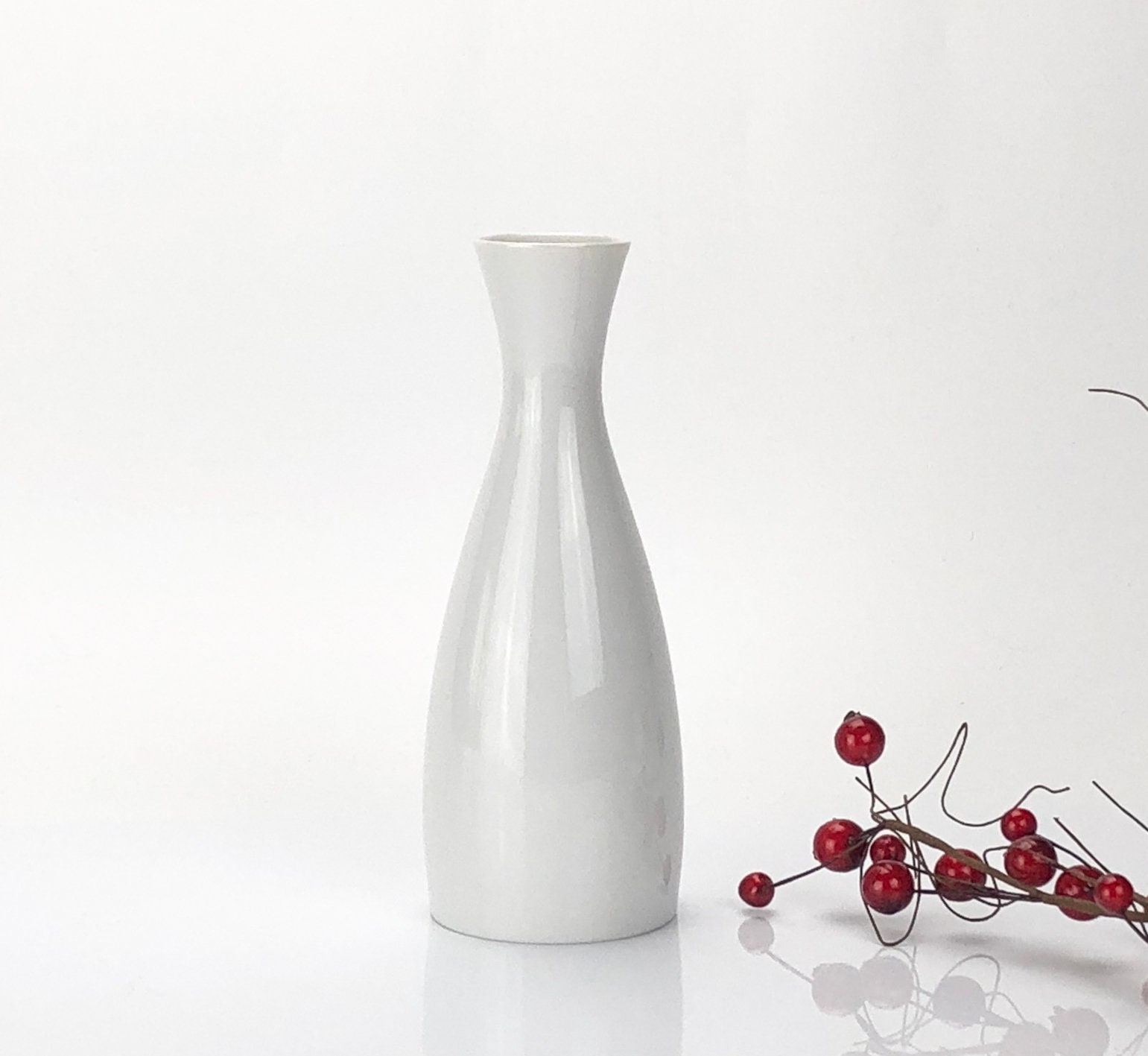 ヨーロッパ製のスタイリッシュな白磁の花瓶。コレクション 1234 