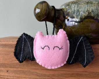 Pink Felt Bat Halloween Decoration: Spooky Tree Ornament