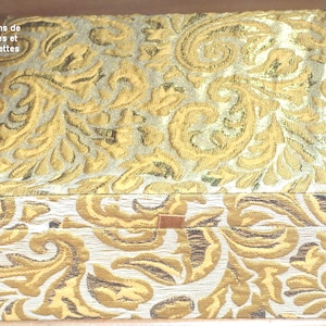 SIERADENDOOS bekleed met brokaat, binnenvakken en gouden spiegel