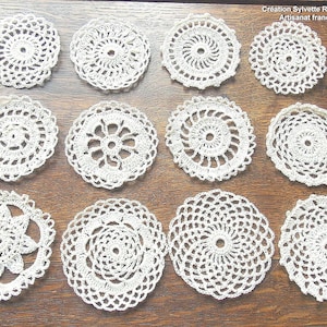 Handgehäkelte Deckchen, französische Handwerkskunst, Design von Sylvette Raisonnier, Set mit 12 ecrufarbenen Deckchen