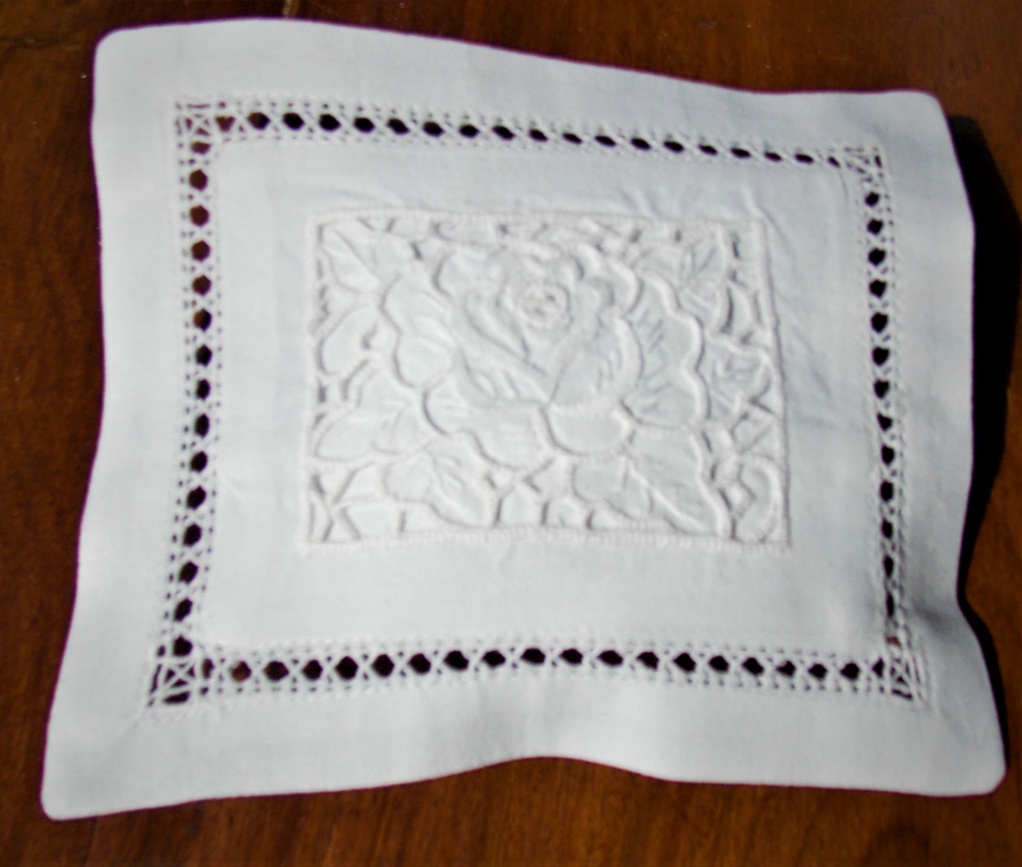 Coussinet Brode Main Garni de Lavande Brodé Rose Blanche Art Déco