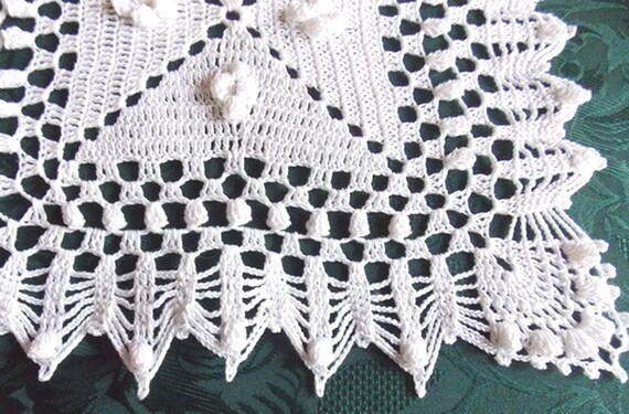 NAPPERON CROCHET MAIN artisanat français création sylvette Raisonnier carré blanc de 27 - France