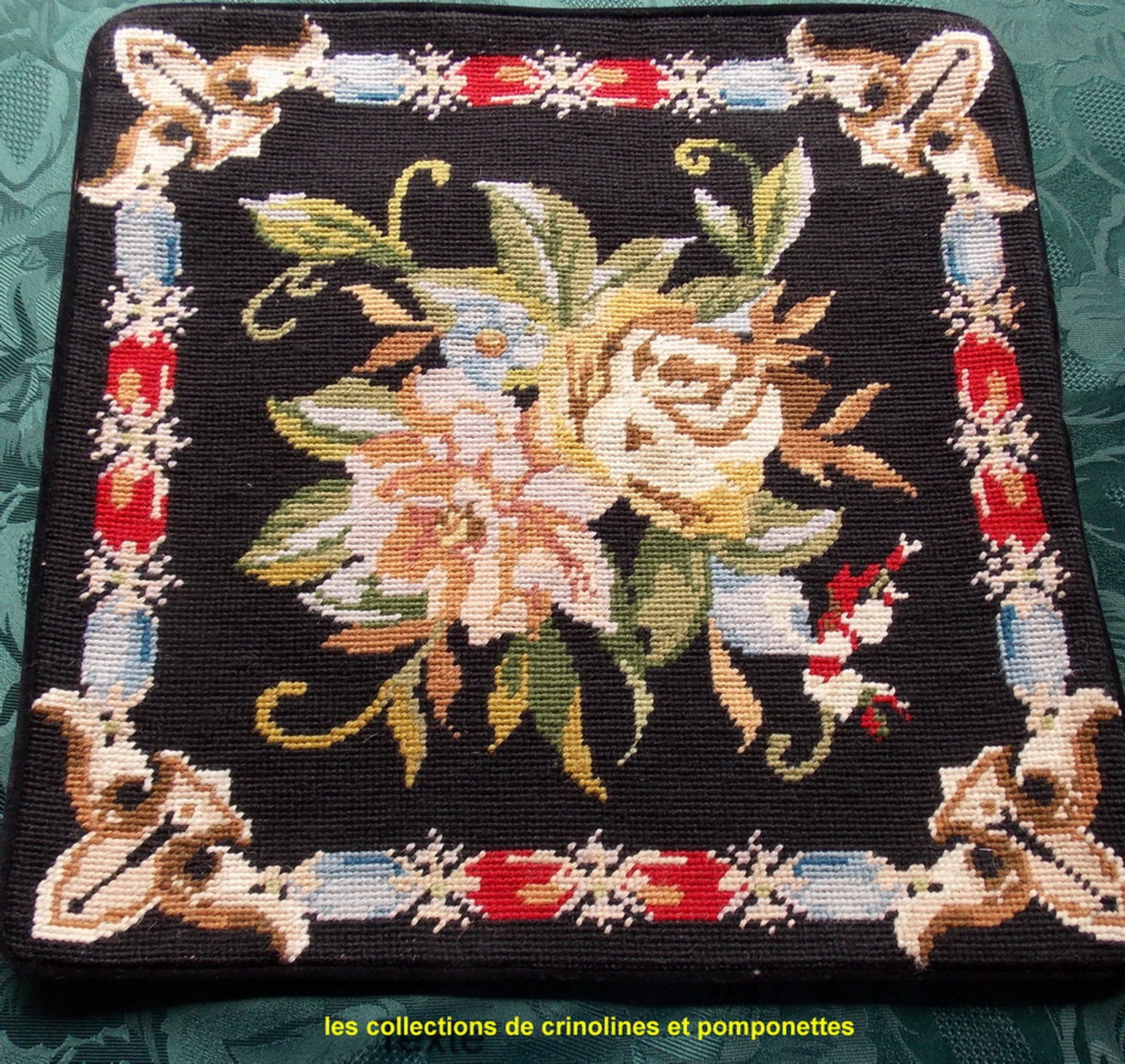 Housse de Coussin Entièrement Brodée Main Au Petit Point Bouquet Encadré sur Fond Noir