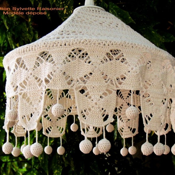 SUSPENSION  CROCHET MAIN     artisanat français création sylvette Raisonnier    modèle  araignée à pompons   30 cm