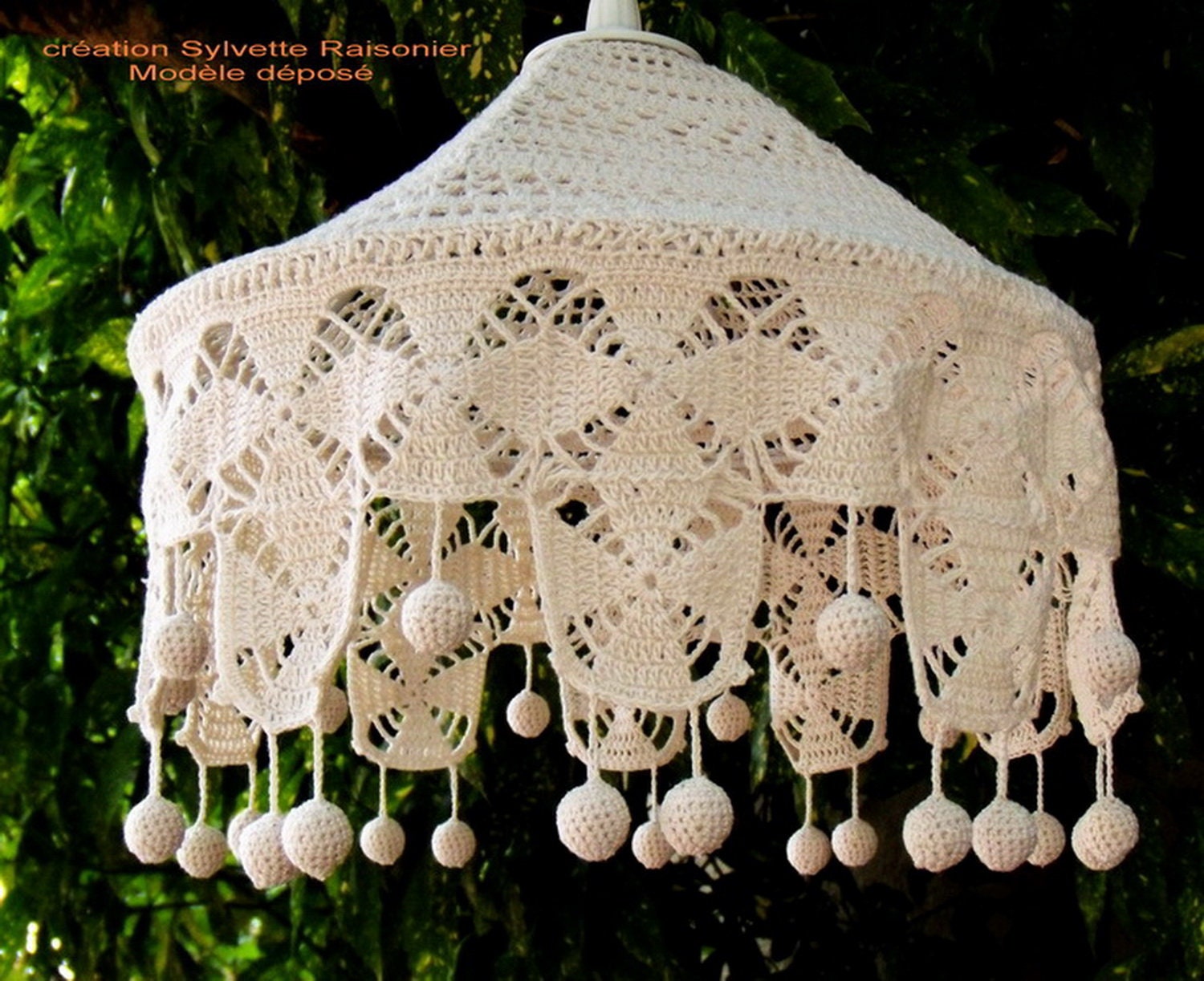 Suspension Crochet Main Artisanat Français Création Sylvette Raisonnier Modèle Araignée à Pompons 30