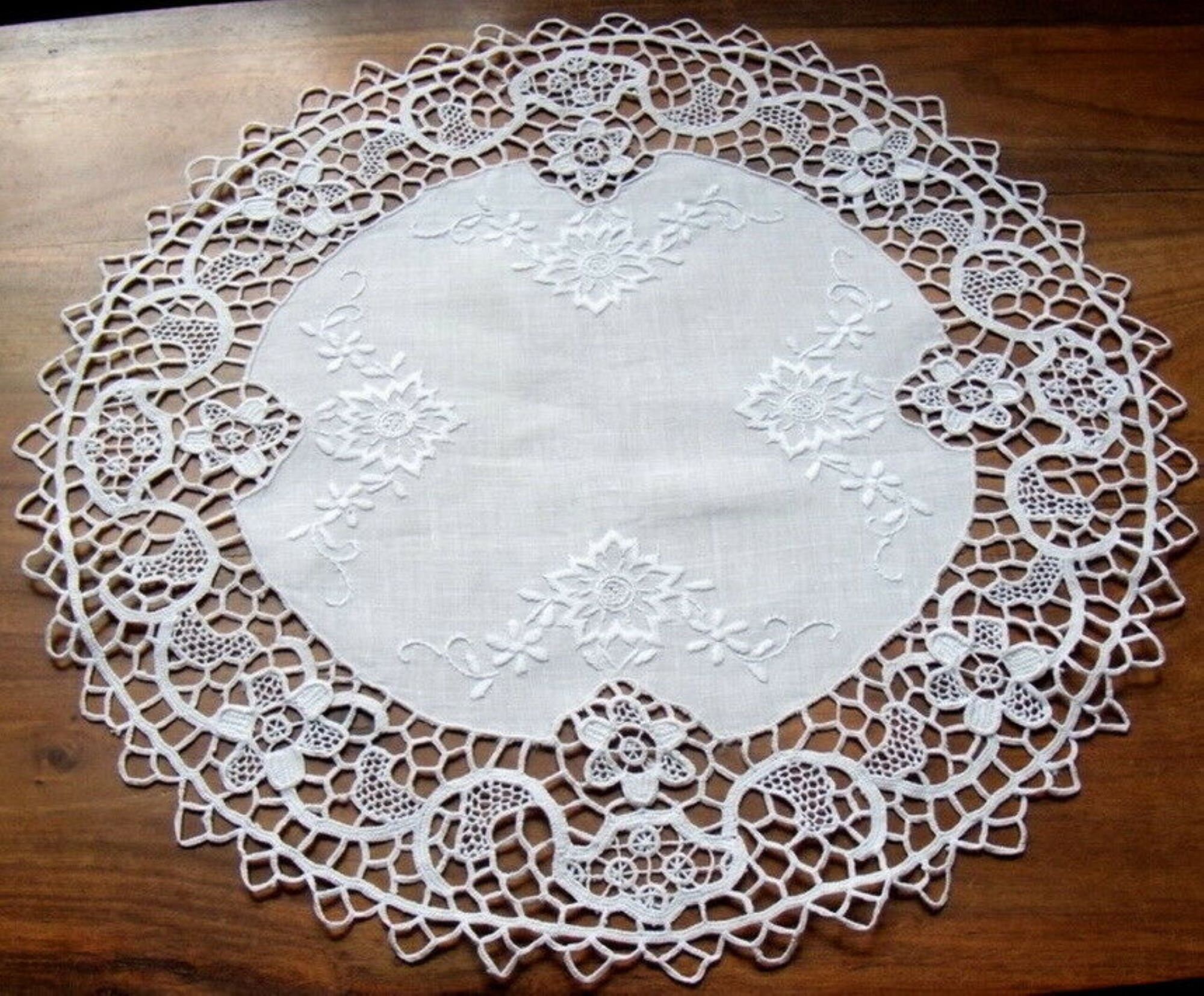 Napperon Brodé Main à L'aiguille Jours de Venise Blanc Aristee Rond 43cm