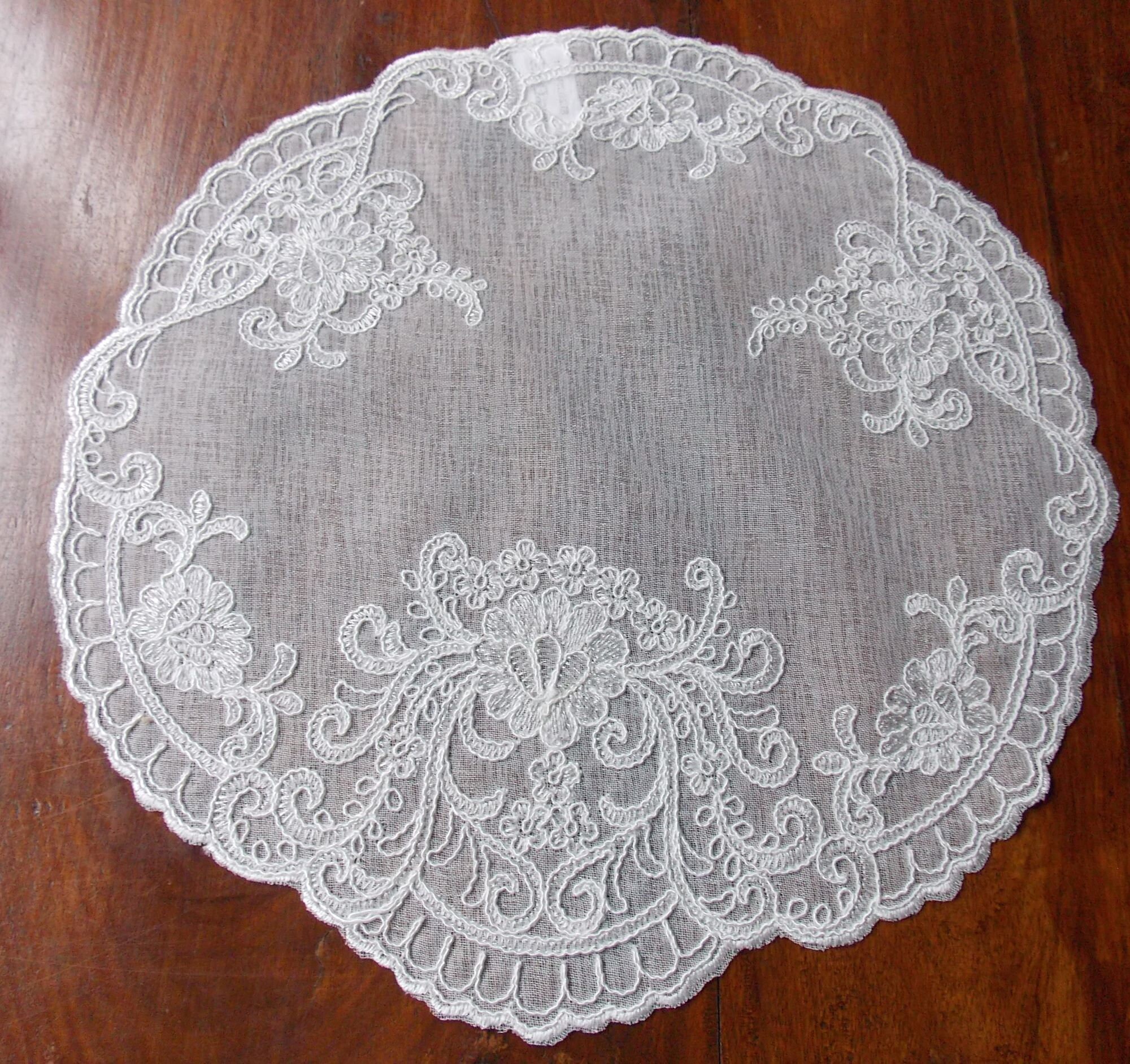 Napperon Rond Brodé en Voile de Polyester Rond 30cm