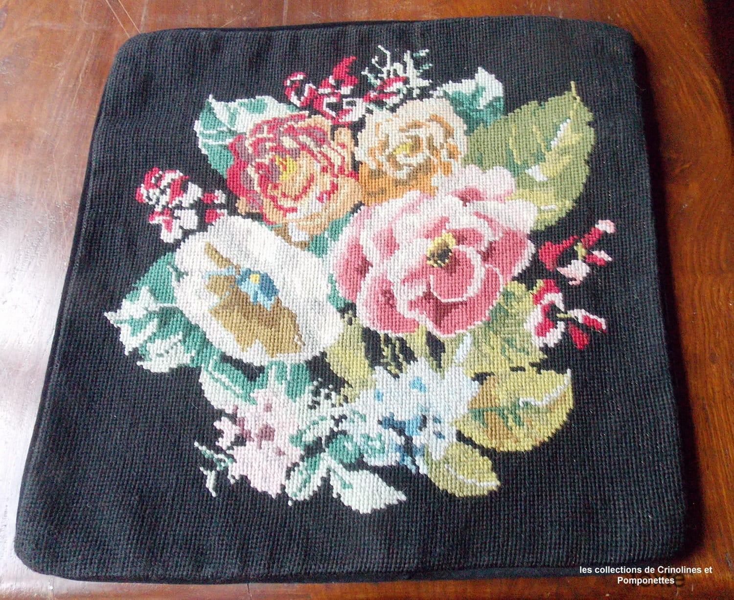 Housse de Coussin Entièrement Brodée Main Au Petit Point Grosses Fleurs sur Fond Noir 40cm