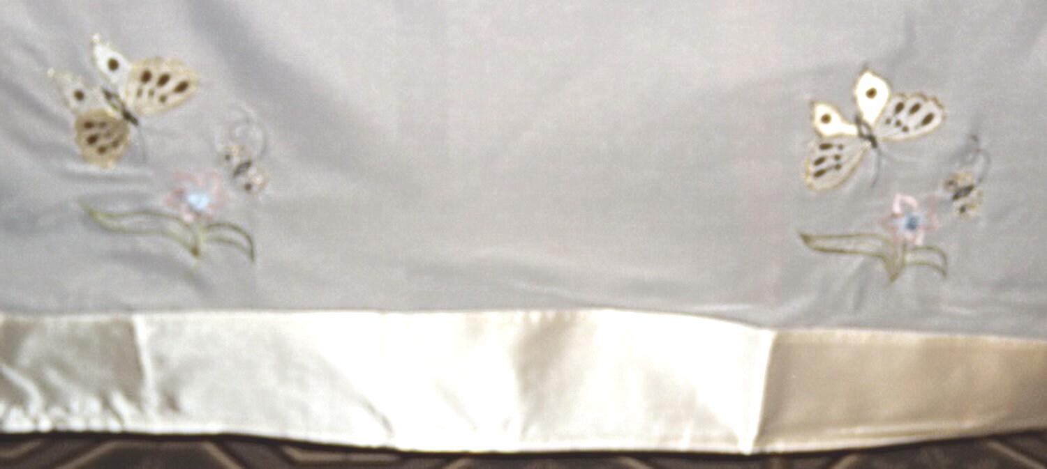 NAPPE BRODEE SUR VOILE DE POLYESTER LES PAPILLONS bordure ecru clair