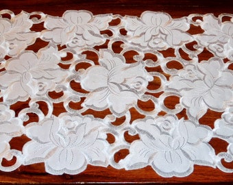 NAPPERON BRODE MULTIROSES  sur polyester épais  rectangulaire  28xmx44   blanc