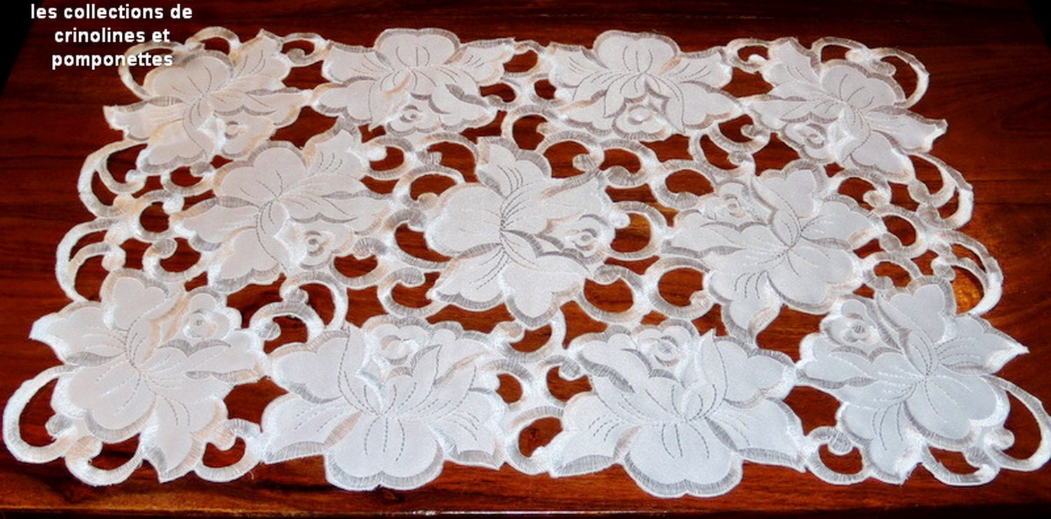 Napperon Brode Multiroses sur Polyester Épais Rectangulaire 28xmx44 Blanc