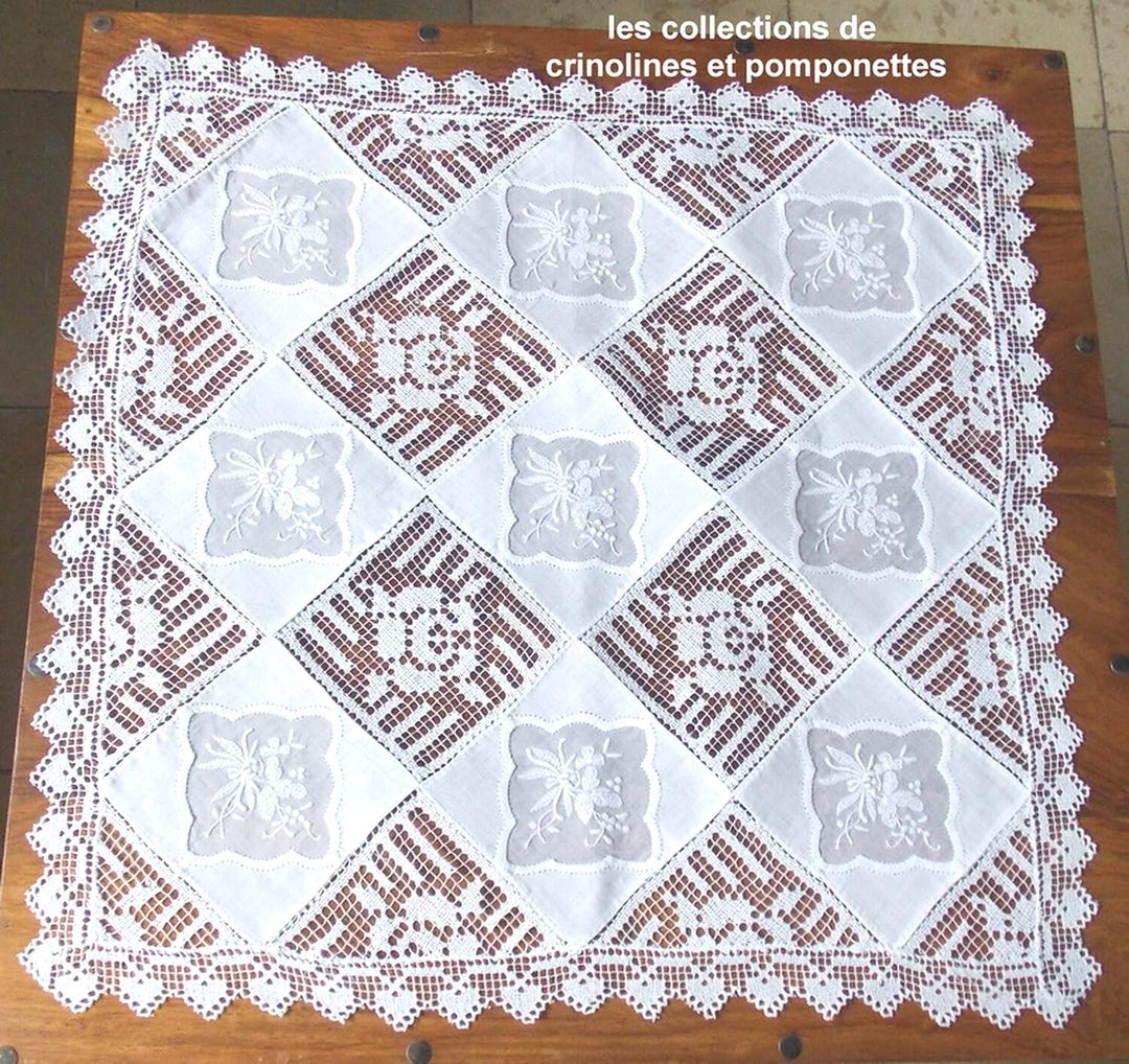 NAPPERON BRODE MAIN sur lin filet et point d'ombre blanc carré de 22cm