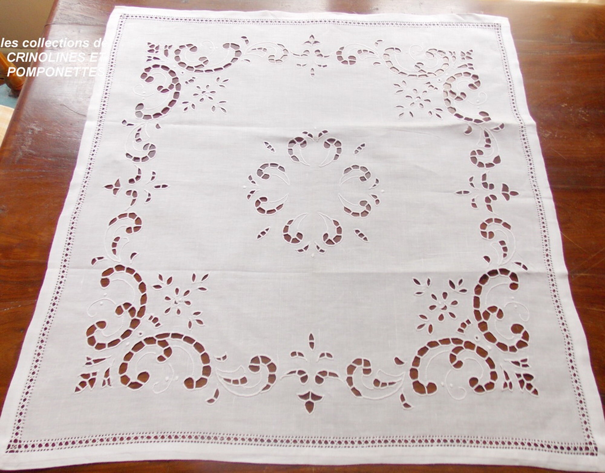 Napperon Surnappe Brode Main Richelieu Carré de 60 cm sur Belle Toile Coton Aglaé